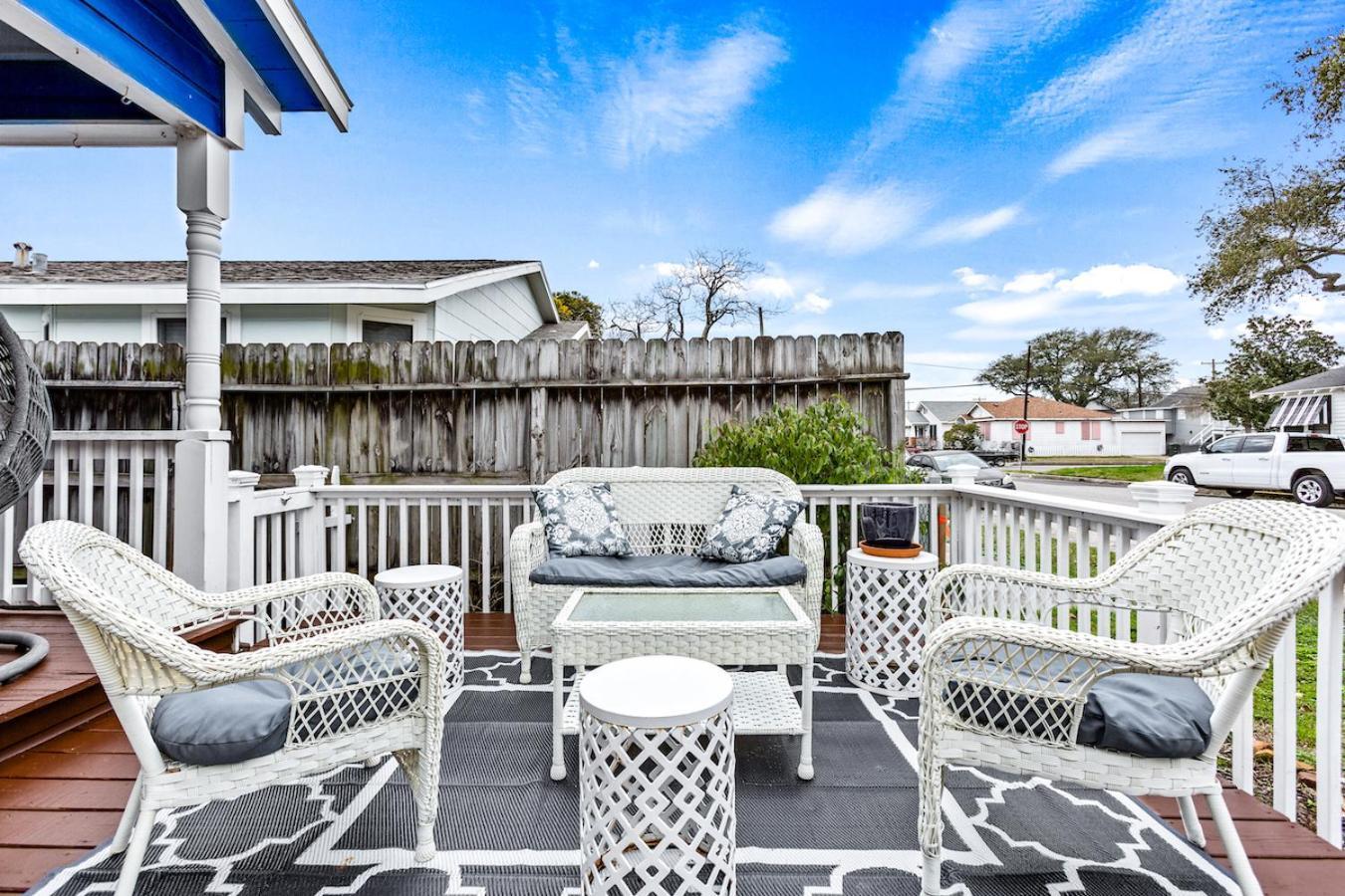 The Blue Oasis With Handicap Ramp Access Dog Friendly & Cowboy Pool Galveston Exterior photo