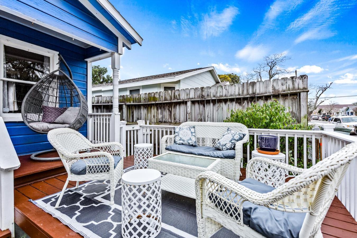 The Blue Oasis With Handicap Ramp Access Dog Friendly & Cowboy Pool Galveston Exterior photo